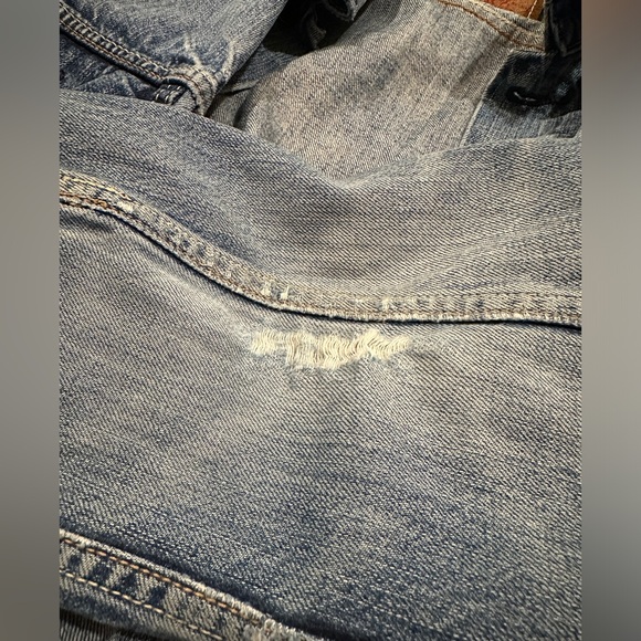 SOLD **Perfectly Distressed Levi’s Jean Jacket** Around M/L can see the size - Picture 6 of 13